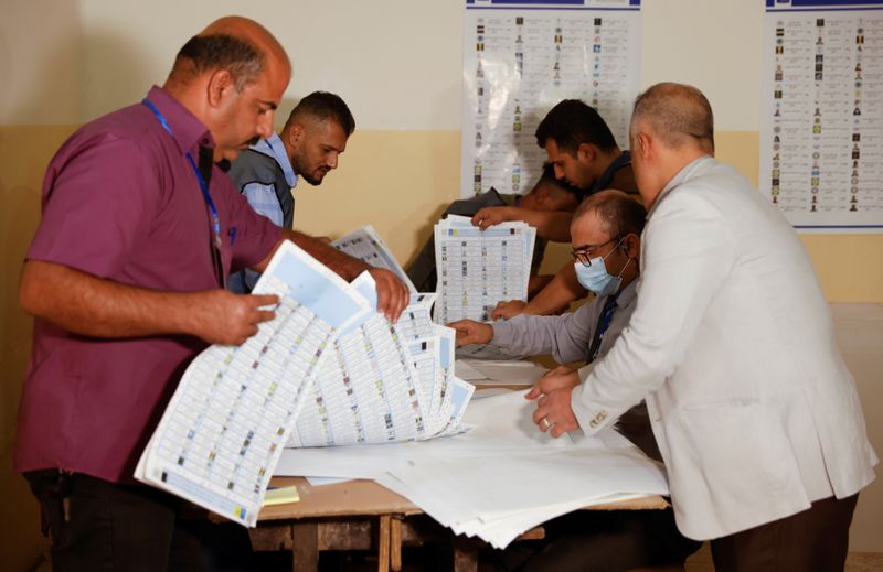 &copy; Reuters. موظفو الانتخابات في العراق يفرزون الأصوات يوم 10 أكتوبر تشرين الأول 2021. رويترز
