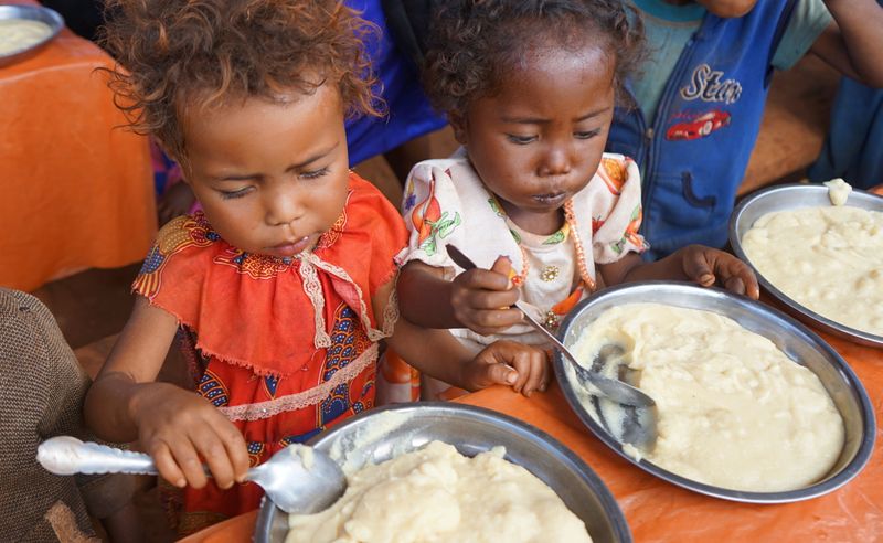 &copy; Reuters. FILE PHOTO: Malagasy children eat a meal at the Avotse feeding program that benefits malnourished children with hot meals in Maropia Nord village in the region of Anosy, southern Madagascar September 30, 2021. REUTERS/Joel Kouam