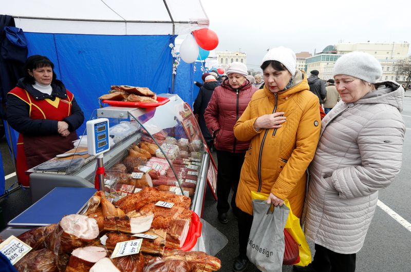 &copy; Reuters. People wait in a queue before buying foodstuffs at a street market in Stavropol, Russia March 16, 2019. REUTERS/Eduard Korniyenko