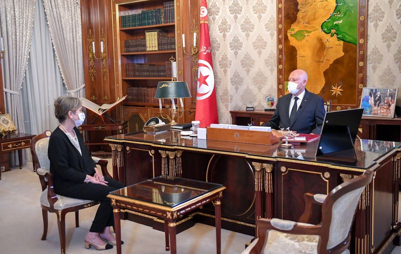 &copy; Reuters. الرئيس التونسي قيس سعيد يستقبل رئيسة الوزراء المكلفة نجلاء بودن في القصر الرئاسي يوم 29 سبتمبر أيلول 2021. صورة حصلت عليها رويترز من طرف ثالث