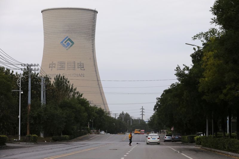 &copy; Reuters. FOTO DE ARCHIVO: Una torre de refigeración de la central de carbón de China Energy en Shenyang