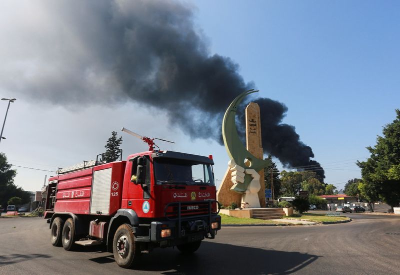 &copy; Reuters. سيارة إطفاء قرب منشأة الزهراني في جنوب لبنان يوم الاثنين. تصوير: عزيز طاهر - رويترز