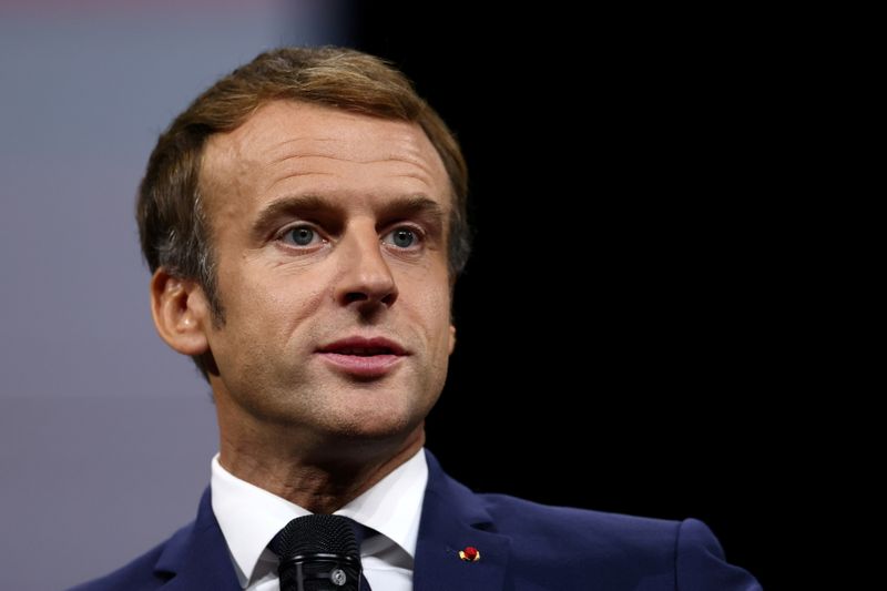 &copy; Reuters. Emmanuel Macron présente mardi un plan d'investissement de plusieurs dizaines de milliards d'euros destiné à miser sur des secteurs d'avenir en tenant compte de la transition écologique, avec le souci de favoriser l'indépendance industrielle de la Fr