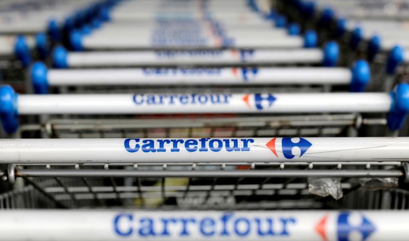 &copy; Reuters. FOTO DE ARCHIVO: El logotipo del minorista francés Carrefour en los carros de la compra en Sao Paulo, Brasil, 18 de julio de 2017. REUTERS/Paulo Whitaker