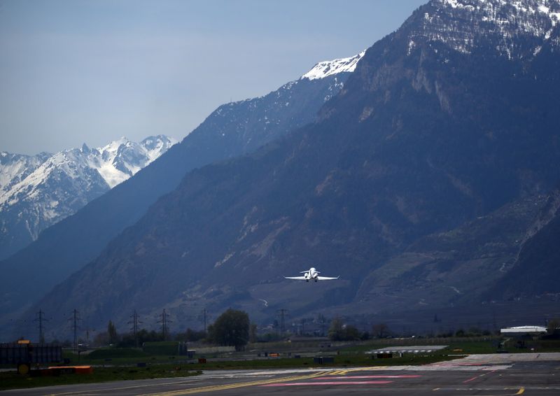 &copy; Reuters. FILE PHOTO: A Bombardier BD-100-1A10 Challenger 350 aircraft (Registration CS-CHE) of NetJets Europe takes off from Sion airport in Sion, Switzerland April 18, 2019. REUTERS/Denis Balibouse 