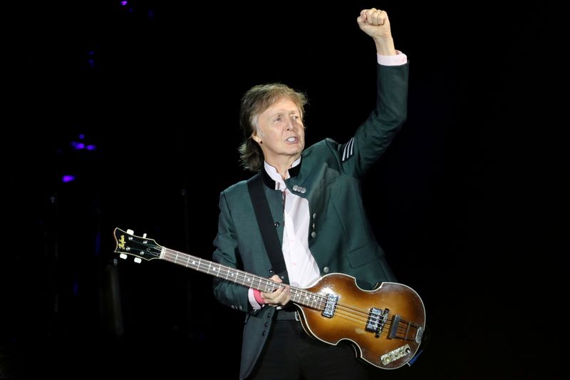 © Reuters. Paul McCartney durante show em Porto Alegre
13/10/2017 REUTERS/Diego Vara