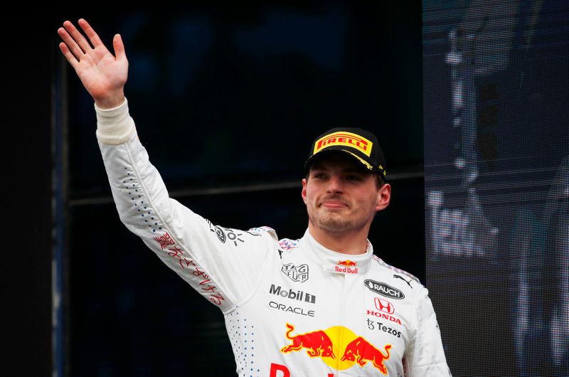 &copy; Reuters. Max Verstappen acena para torcedores após o Grande Prêmio da Turquia de Fórmula 1
10/10/2021 REUTERS/Umit Bektas