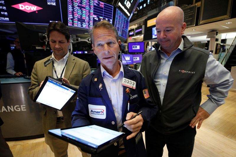 © Reuters. La Bourse de New York a ouvert dans le désordre lundi. L'indice Dow Jones gagne 0,16%, le Standard & Poor's 500, plus large, recule de 0,07% et le Nasdaq Composite cède pour sa part 0,23%. /Photo prise le 6 octobre 2021/REUTERS/Brendan McDermid