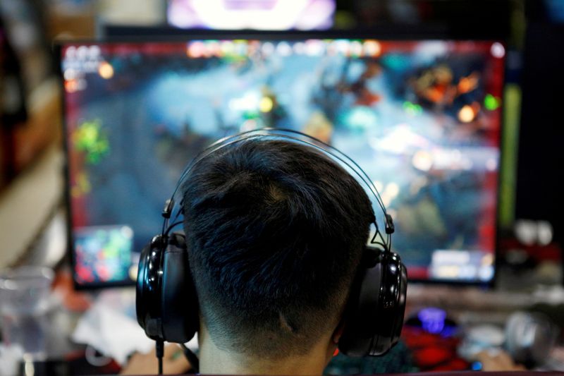 &copy; Reuters. Imagen de archivo de un hombre jugando un videojuego en línea en una computadora de un café de internet en Pekín, China. 31 de agosto, 2021. REUTERS/Florence Lo/Archivo