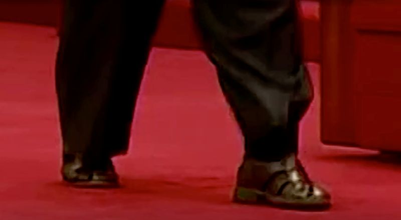 &copy; Reuters. El líder norcoreano Kim Jong-un camina con sandalias para asistir a una reunión con funcionarios con motivo del aniversario del partido gobernante del país, en esta imagen fija tomada de una grabación de la KRT. 10 de octubre de 2021. KRT TV vía REUT