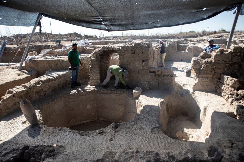 &copy; Reuters. Trabajadores de la Autoridad de Antigüedades de Israel junto a los restos de una bodega bizantina de 1500 años de antigüedad en Jamnia, Israel 11 de octubre de 2021. REUTERS/Nir Elias