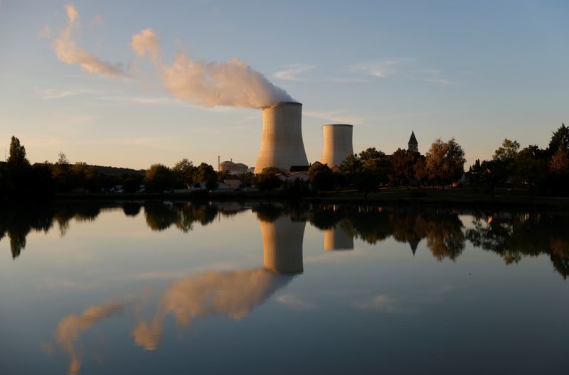 &copy; Reuters. Un filo di vapore si alza dalla centrale nucleare di Civaux in Francia. 8 ottobre 2021 REUTERS/Stephane Mahe