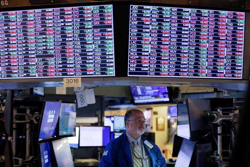 © Reuters. FILE PHOTO: A trader works on the floor at the New York Stock Exchange (NYSE) in Manhattan, New York City, U.S., September 24, 2021. REUTERS/Andrew Kelly/File Photo