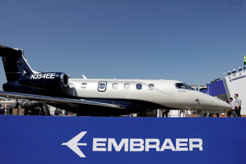 Embraer de Brasil vende 100 aviones a NetJets, las acciones suben