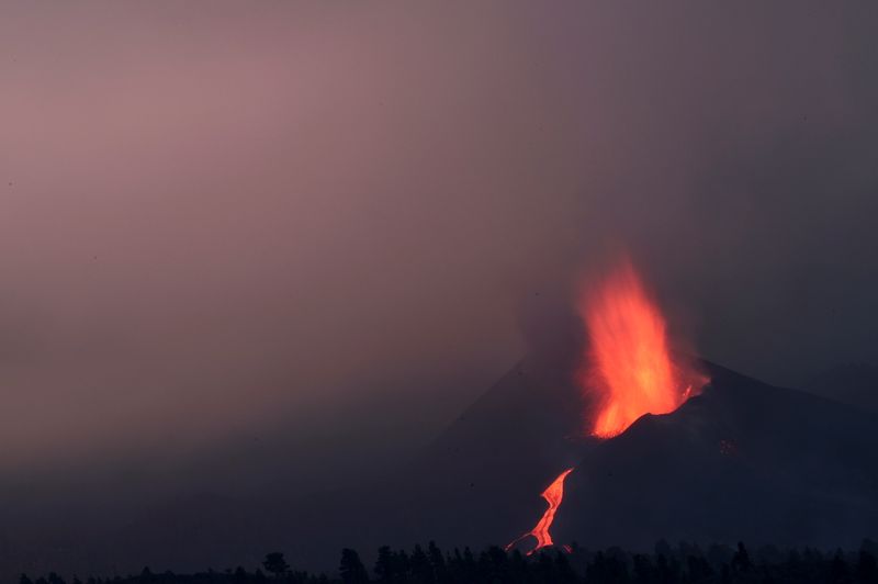 &copy; Reuters. El volcán Cumbre Vieja arroja lava y humo mientras sigue en erupción en la isla canaria de La Palma, visto desde Tajuya, España, 11 de octubre de 2021. REUTERS/Sergio Pérez     