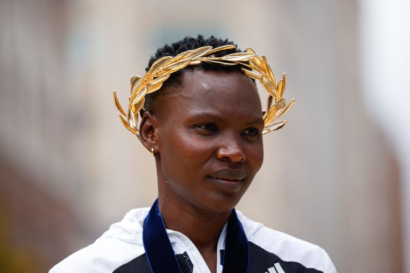 &copy; Reuters. الكينية ديانا كيبيوجي تتسلم جائزتها بمنصة التتويج بعد فوزها في سباق ماراثون بوسطن للسيدات يوم الاثنين. تصوير: بريان سنايدر - رويترز.