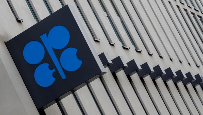 &copy; Reuters. FOTO DE ARCHIVO: El logotipo de la Organización de Países Exportadores de Petróleo (OPEP) en el exterior de su sede en Viena, Austria 6 de diciembre de 2019. REUTERS/Leonhard Foeger