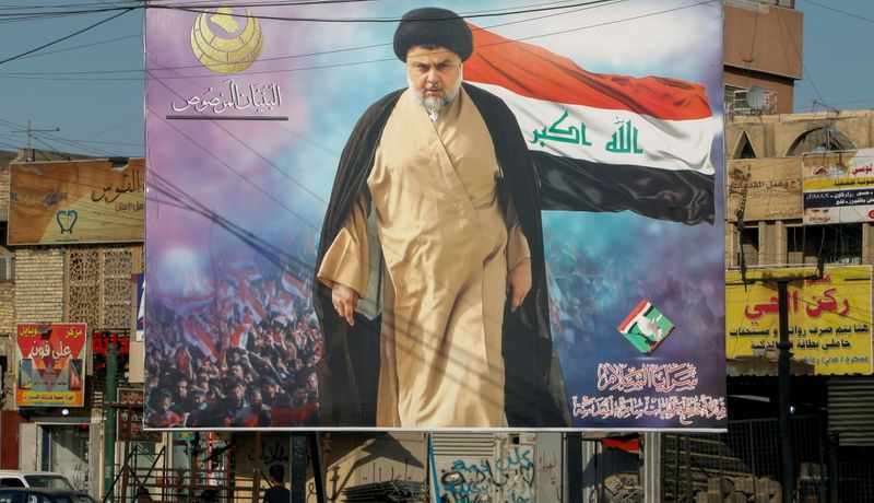 &copy; Reuters. FOTO DE ARCHIVO: Un cartel del clérigo chiíta iraquí Moqtada al-Sadr en el distrito de Ciudad Sadr de Bagdad, Irak, 21 de junio de 2021. El texto de la parte superior izquierda del cartel dice "La estructura sólida". El texto en la parte inferior dere