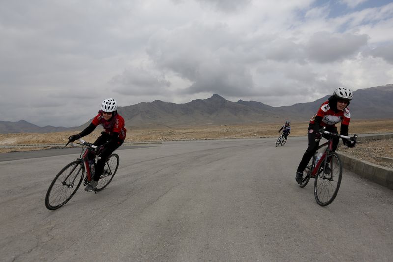 &copy; Reuters. FOTO DE ARCHIVO-Masooma Alizada y Zahra Alizada, del Equipo Nacional de Ciclismo Femenino de Afganistán, se ejercitan en las afueras de Kabul. 20 de febrero de 2015. REUTERS/Mohammad Ismail 