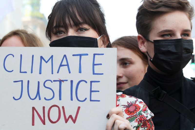 &copy; Reuters. Varias personas participan en una manifestación contra el cambio climático previa a la cumbre COP26 en Bruselas, Bélgica. 10 octubre 2021. REUTERS/Yves Herman