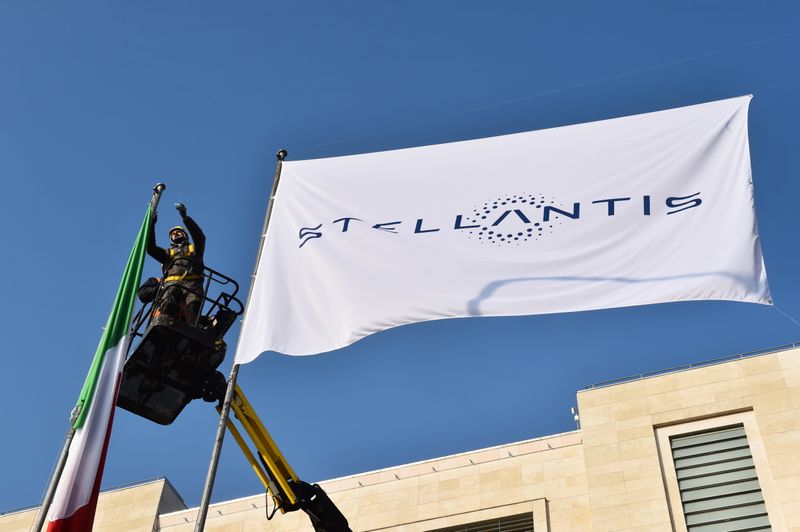 &copy; Reuters. Workers install a flag with the logo of Stellantis at the main entrance of FCA Mirafiori plant in Turin, Italy, January 18, 2021. REUTERS/Massimo Pinca/Files