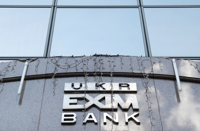© Reuters. شعار بنك أوكريكزيمبنك على مقره في كييف يوم 6 أكتوبر تشرين الأول 2021. تصوير:رويترز.
