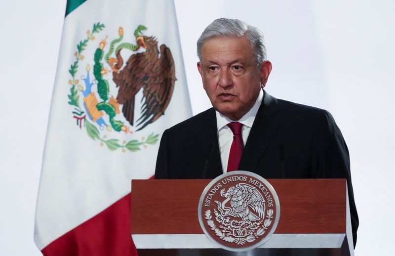 رئيس المكسيك يتهم شركات أجنبية بتهريب الوقود ويذكر اسم ترافيجورا