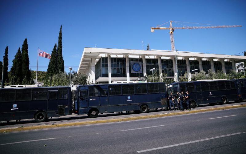 &copy; Reuters. FILE PHOTO: Police secure the entrance to the U.S. embassy in Athens, Greece October 5, 2019. REUTERS/Alkis Konstantinidis