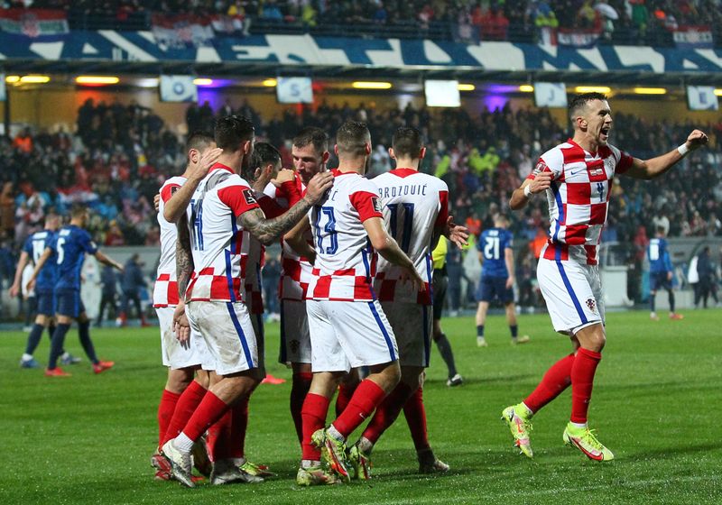 © Reuters. لاعبو كرواتيا يحتفلون يتسجيل الهدف الثالث في مرمى سلوفاكيا قبل ان يلغيه الحكم بمساعدة تقنية حكم الفيديو المساعد خلال مباراة الفريقين ضمن تصفيات كأس العالم لكرة القدم في أوسيك يوم الاثنين. تصوير:رويترز.