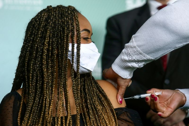 &copy; Reuters. IMAGEN DE ARCHIVO. Una joven se vacuna contra el COVID-19 en Sao Paulo, Brasil. Agosto 16 de 2021
REUTERS/Carla Carniel