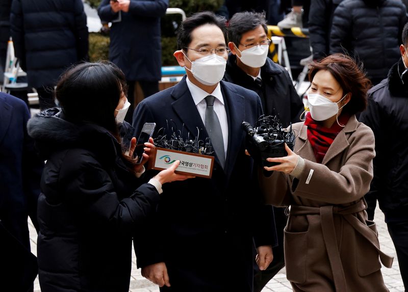 &copy; Reuters. FILE PHOTO: Samsung Group heir Jay Y. Lee arrives at a court in Seoul, South Korea, Jan. 18, 2021. REUTERS/Kim Hong-Ji