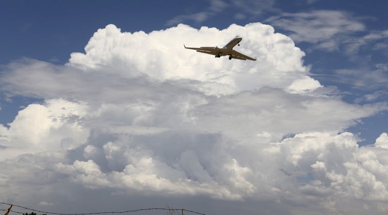 &copy; Reuters. 　全米ビジネス航空協会（ＮＢＡＡ）による世界最大のビジネスジェット展示会が１２日、ラスベガスで開幕する。写真は着陸態勢のプライベートジェット。２０１５年７月米ロサンゼルス