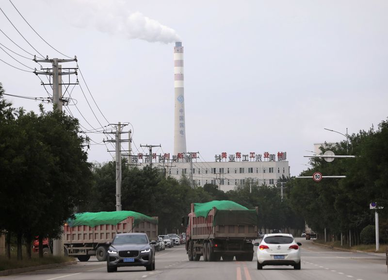 &copy; Reuters. FILE PHOTO: A chimney of a China Energy coal-fired power plant is pictured in Shenyang, Liaoning province, China September 29, 2021. REUTERS/Tingshu Wang