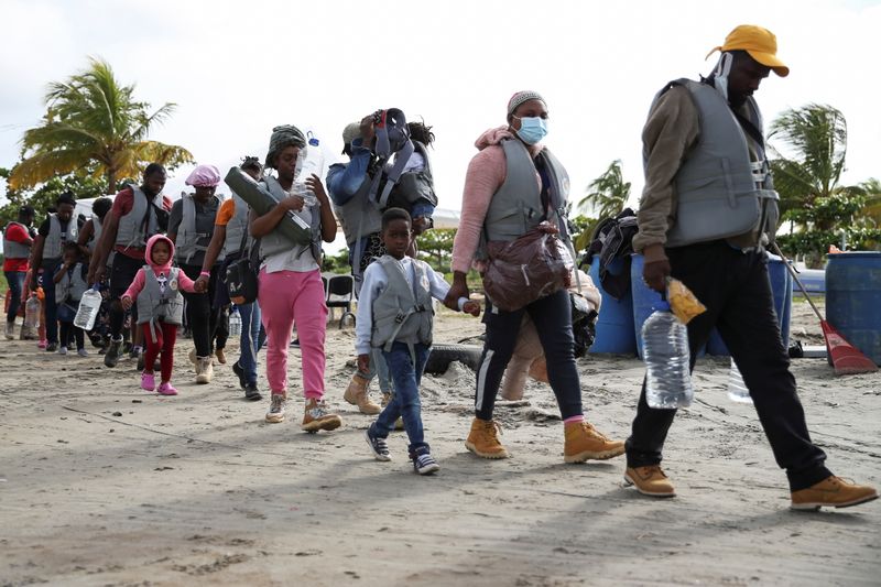 &copy; Reuters. Imagen de archivo. Migrantes, en su mayoría haitianos, caminan para abordar los botes que los llevarán a Acandí, para cruzar a Panamá y continuar su viaje hacia Estados Unidos, en Necoclí, Colombia. 23 de septiembre de 2021. REUTERS/Luisa Gonzalez