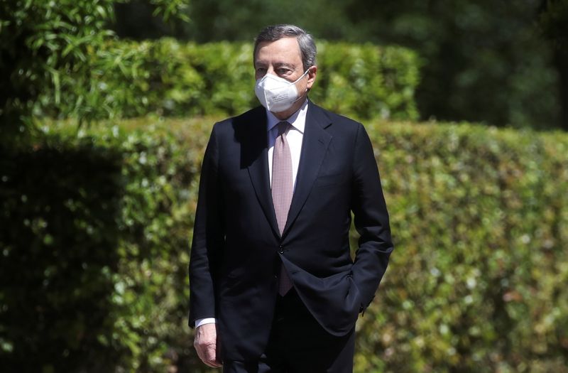 &copy; Reuters. FOTO DE ARCHIVO: El primer ministro italiano, Mario Draghi, llega a la cumbre virtual del G20 sobre la crisis sanitaria mundial, en Villa Pamphilj en Roma, Italia, el 21 de mayo, 2021. REUTERS/Yara Nardi