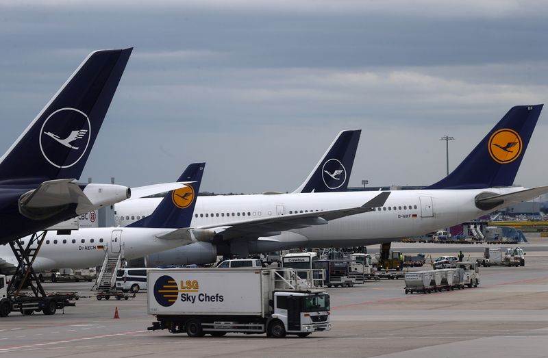 &copy; Reuters. FOTO DE ARCHIVO: Aviones de la compañía aérea alemana Lufthansa en el aeropuerto de Frankfurt el día de la asamblea general de la compañía, Alemania, el 4 de mayo,  2021.  REUTERS/Kai Pfaffenbach/File Photo