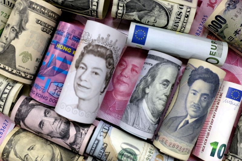 &copy; Reuters. عملات ورقية من اليورو ودولار هونج كونج والدولار الأمريكي والين الياباني واليوان الصيني في صورة من أرشيف رويترز.
