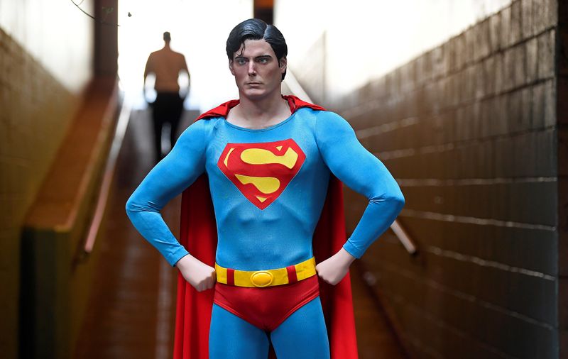 &copy; Reuters. FOTO DE ARCHIVO: Una escultura del Superman encarnado por el actor estadounidense Christopher Reeve en Londres, Reino Unido, el 6 de septiembre de 2018. REUTERS/Toby Melville