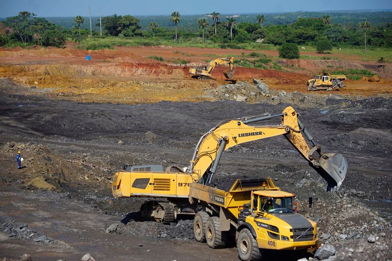 &copy; Reuters. Imagen de archivo de una excavadora cargando un camión en la mina de plomo y zinc Castellanos, en Minas de Matahambre, Cuba. 20 julio 2017. REUTERS/Alexandre Meneghini