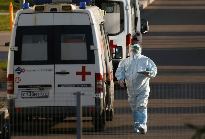 &copy; Reuters. Un membro dello staff medico e un'ambulanza fuori da un ospedale per pazienti infetti dal coronavirus a Mosca, Russia , 6 ottobre 2021. REUTERS/Maxim Shemetov
