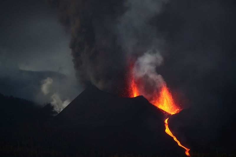 &copy; Reuters. El volcán Cumbre Vieja arroja lava y humo mientras sigue en erupción en la isla canaria de La Palma, vista desde Tacande, España, 12 de octubre de 2021. REUTERS/Sergio Pérez