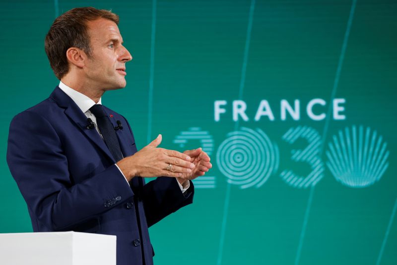 &copy; Reuters. フランスのマクロン大統領は１２日、３００億ユーロ（３５０億ドル）規模の投資計画「フランス２０３０」を発表した。代表撮影。（２０２１年　ロイター）
