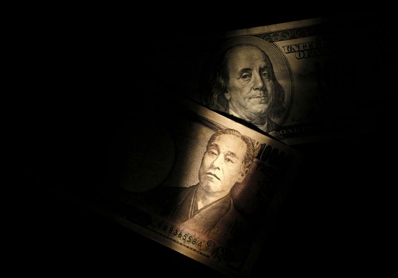 &copy; Reuters. Imagen de archivo ilustrativa de un billete de cien dólares estadounidenses y un billete de 10.000 yenes tomada el 28 de febrero, 2013. REUTERS/Shohei Miyano/Ilustración/Archivo