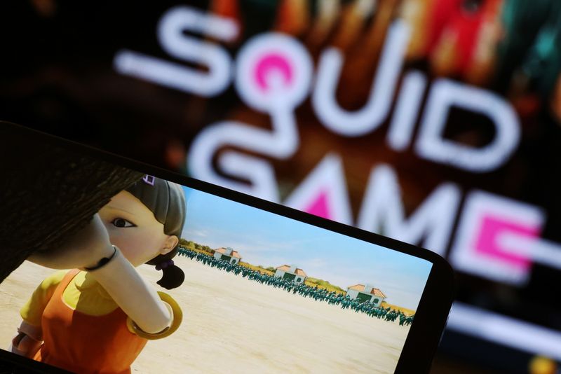 &copy; Reuters. The Netflix series "Squid Game" is played on a mobile phone in this picture illustration. REUTERS/Kim Hong-Ji/Illustration
