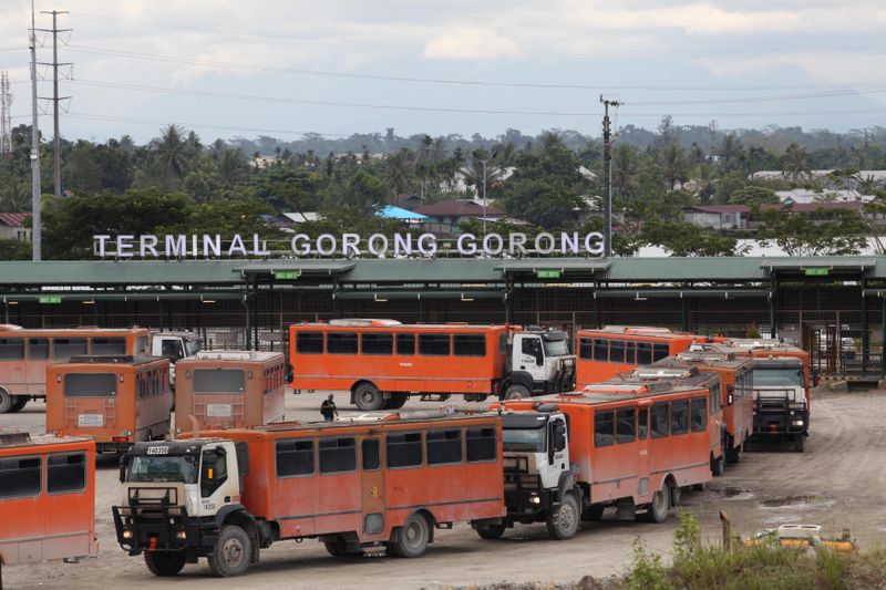 &copy; Reuters. FOTO DE ARCHIVO. Vehículos utilizados para transportar trabajadores a la mina de cobre Grasberg operada por Freeport McMoRan Inc se ven en la terminal Gorong-Gorong en Timika, Mimika, provincia de Papua, Indonesia