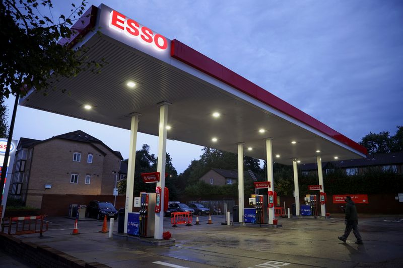 &copy; Reuters. FOTO DE ARCHIVO: Una gasolinera Esso cerrada en el sur de Londres, Reino Unido, el 5 de octubre, 2021. REUTERS/Hannah McKay