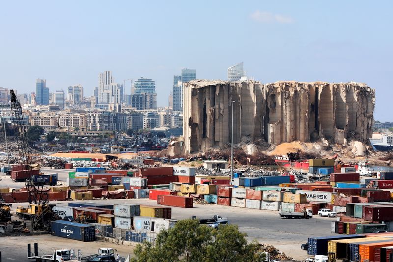 © Reuters. منظر عام لموقع الانفجار في ميناء بيروت بصورة من أرشيف رويترز.