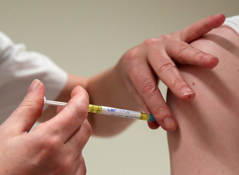 &copy; Reuters. Voluntário recebe uma dose da vacina CureVac ou Placebo, em Bruxelas, Bélgica. 02/03/2021. REUTERS/Yves Herman