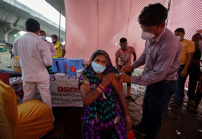 &copy; Reuters. Mulher recebe dose de vacina Covaxin em posto de vacinação em Nova Délhi. 31/08/2021. REUTERS/Adnan Abidi