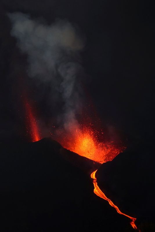 &copy; Reuters. Vulcão Cumbre Vieja continua em atividade na ilha de La Palma. 12/10/2021. REUTERS/Sergio Perez